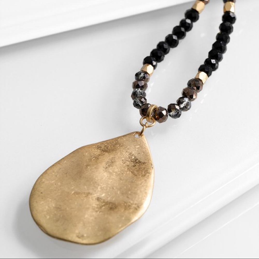 Black beaded hammered  teardrop pendant necklace - Picture 3 of 3